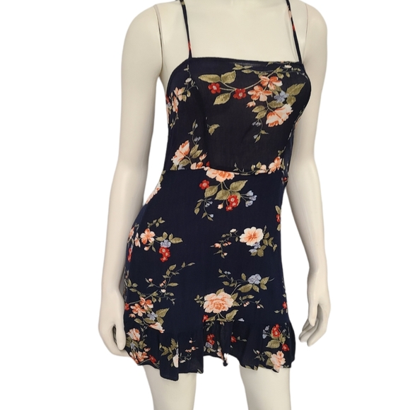 Dresses & Skirts - Sweet Shirred Floral Strappy Dress size Medium